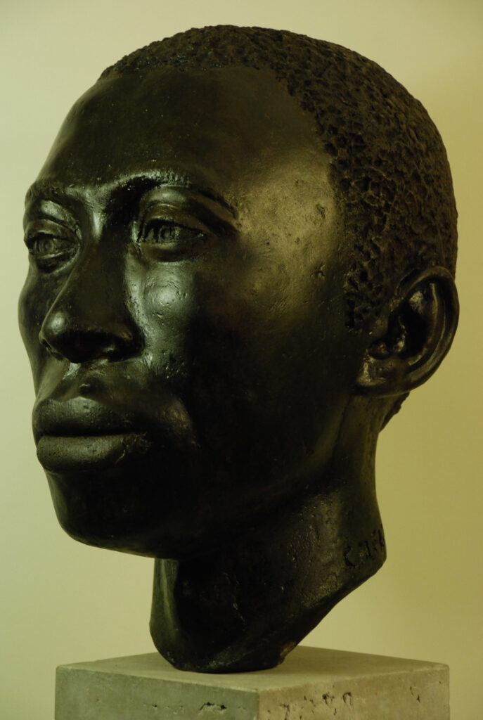 Busto escultórico "África" em diagonal, obra da artista Gandaia - escultura em cimento