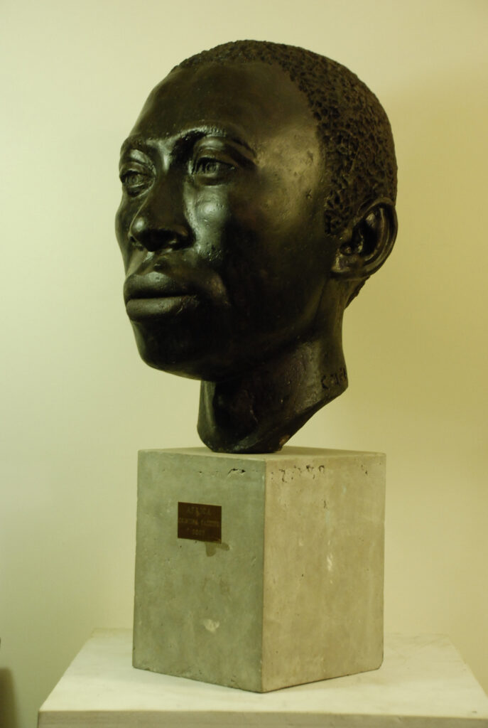Busto escultórico "África" em contra-picada completa, obra da artista Gandaia - escultura em cimento