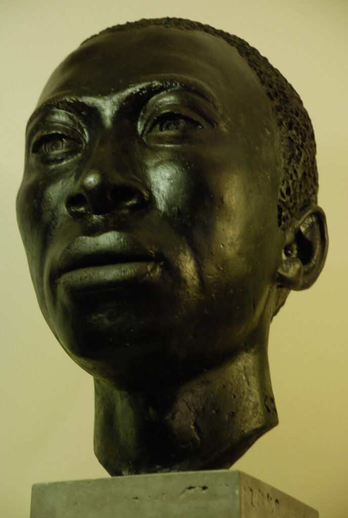 Busto escultórico "África" em contra-picada, obra da artista Gandaia - escultura em cimento