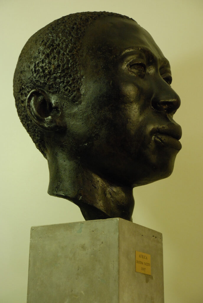 Busto escultórico "África" em contra-picada, obra da artista Gandaia - escultura em cimento