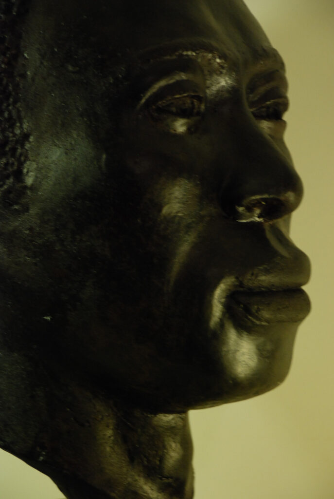 Busto escultórico "África" detalhe, obra da artista Gandaia - escultura em cimento