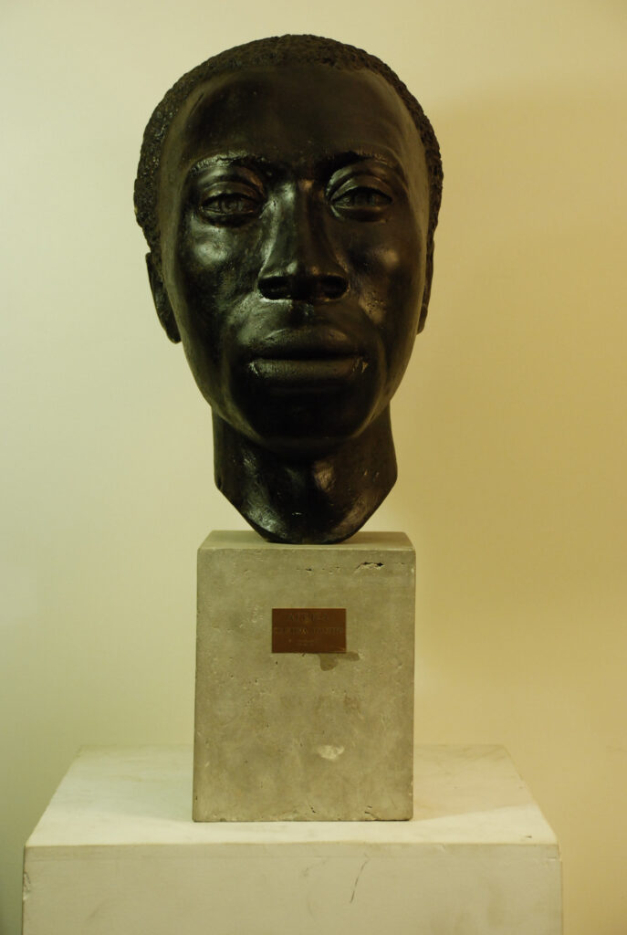 Busto escultórico "África" de frente, obra da artista Gandaia - escultura em cimento