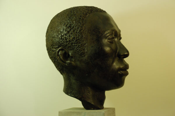 Busto escultórico "África" em perfil, obra da artista Gandaia - escultura em cimento