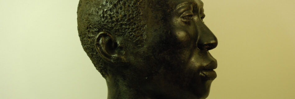 Busto escultórico "África" em perfil, obra da artista Gandaia - escultura em cimento