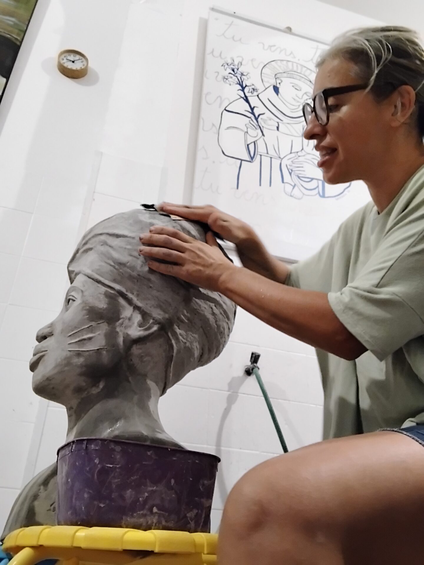 Retrato da artista Gandaia em seu ateliê